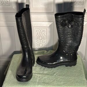 Cute Black Cooelli Upper Design & Buckle Rain Boot Size 6